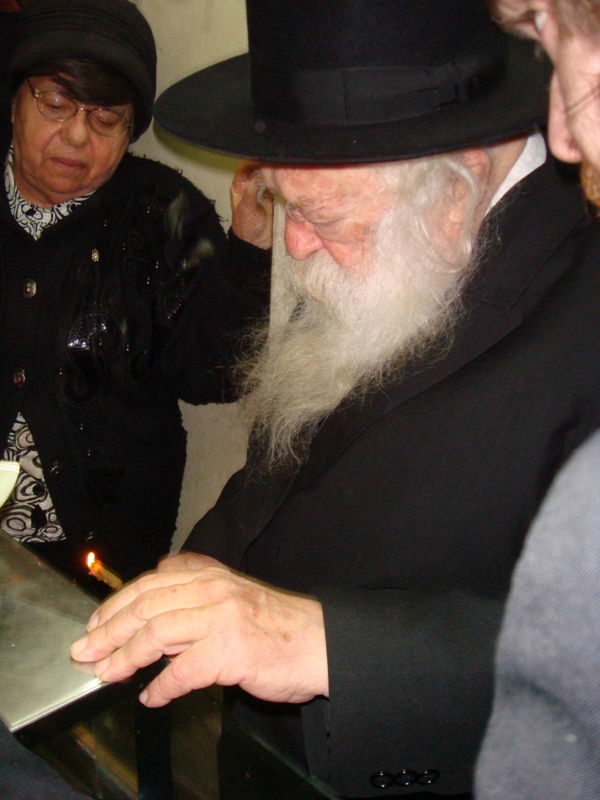 הרבנית קנייבסקי מדליקה נרות חנוכה?