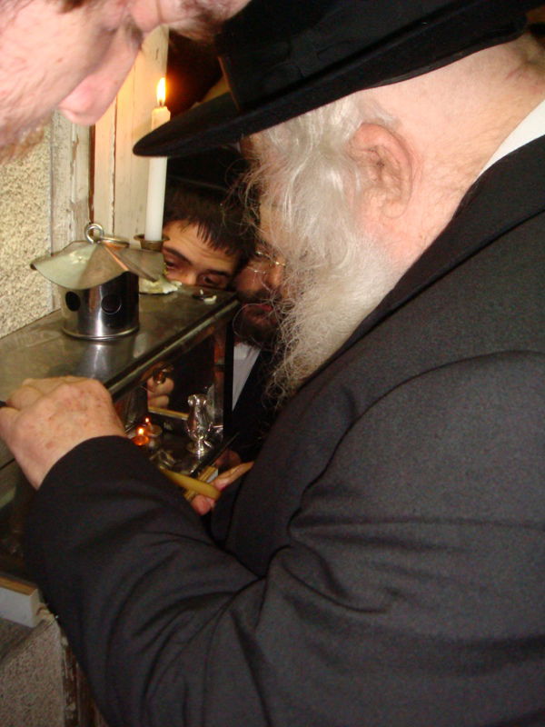 הרבנית קנייבסקי מדליקה נרות חנוכה?
