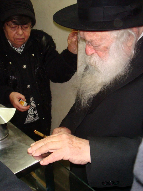 הרבנית קנייבסקי מדליקה נרות חנוכה?