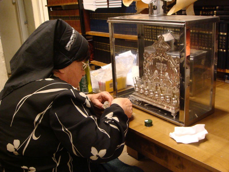 הרבנית קנייבסקי מדליקה נרות חנוכה?