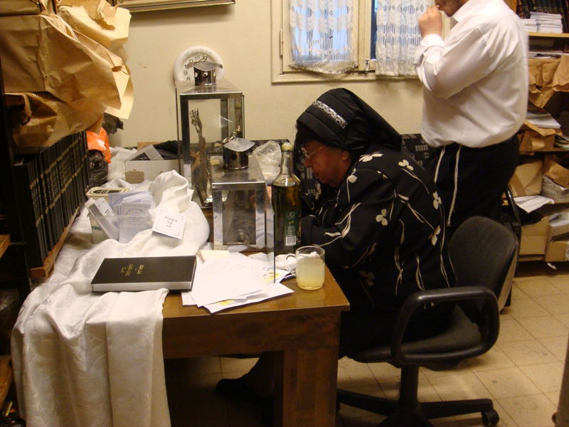 הרבנית קנייבסקי מדליקה נרות חנוכה?