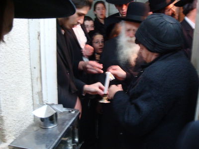 הרבנית קנייבסקי מדליקה נרות חנוכה?