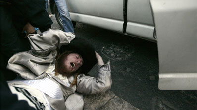 מפגין מפונה מהכביש.