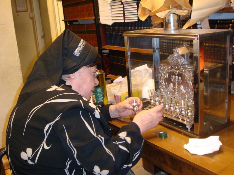 הרבנית קנייבסקי מדליקה נרות חנוכה?