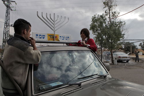 ומי סייע לחב"דניקית להתקין חנוכיה? ערבי