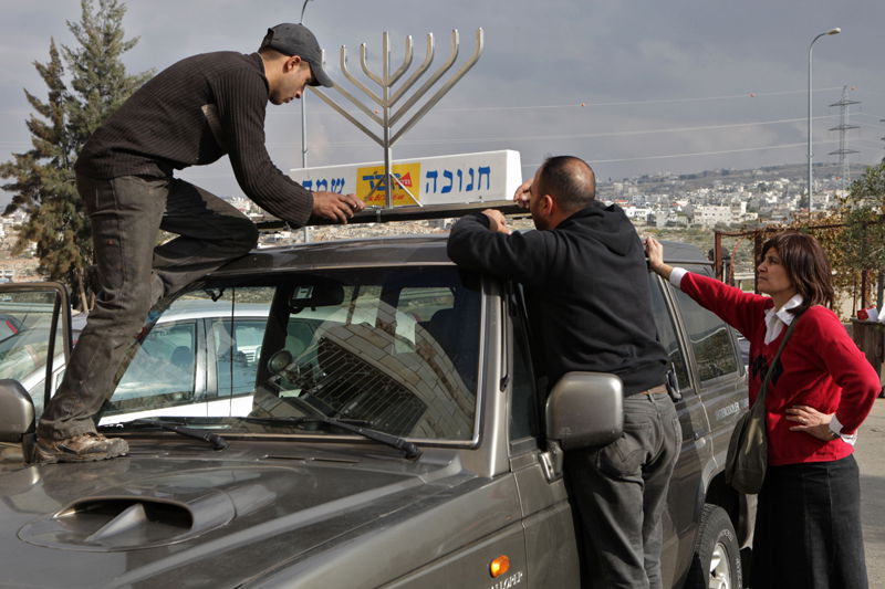 ומי סייע לחב"דניקית להתקין חנוכיה? ערבי
