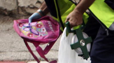 איש הצלה מפנה את תיקה של שולה, היום. צ´: פלאש 90