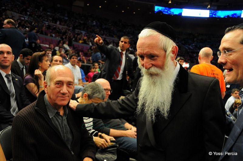 הרב גרוסמן, אולמרט ואגייאר - במגרש