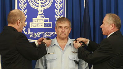 כהן מקבל את דרגת ה'רב ניצב'.