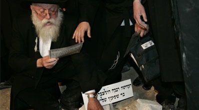 אביה של רבקי ליד קברה הטרי.