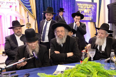 המשגיח הגאון רבי דן סגל נואם באירוע, לצידו ראש ישיבת חברון וחבר המועצת הגאון רבי דוד כהן