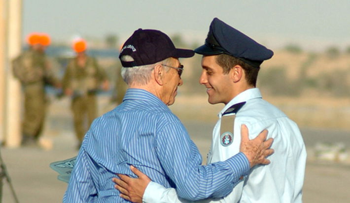 אסף רמון בסיום קורס טיס (פלאש 90)