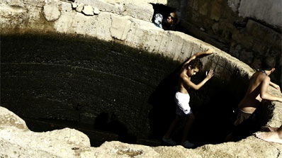 ילדים משתכשים במי הבריכה.