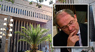 יפה או לא? הגבאי על רקע ביהכנ"ס.