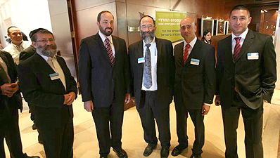 השר אטיאס עם ראשי המארגנים.