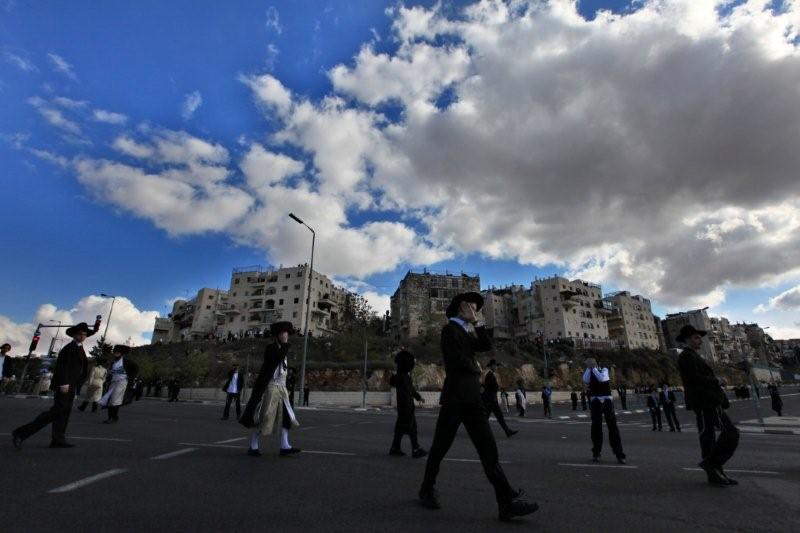 פינדרוס הגיע להרגיע את המפגינים - וגורש בכוח