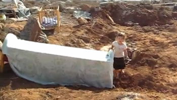 תיעוד בלתי-נתפס: פעוטות על הריסות