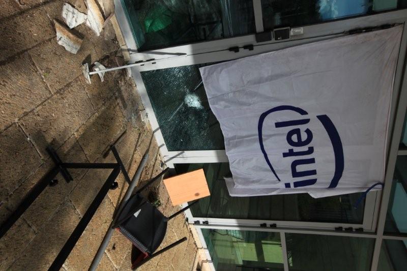 פינדרוס הגיע להרגיע את המפגינים - וגורש בכוח