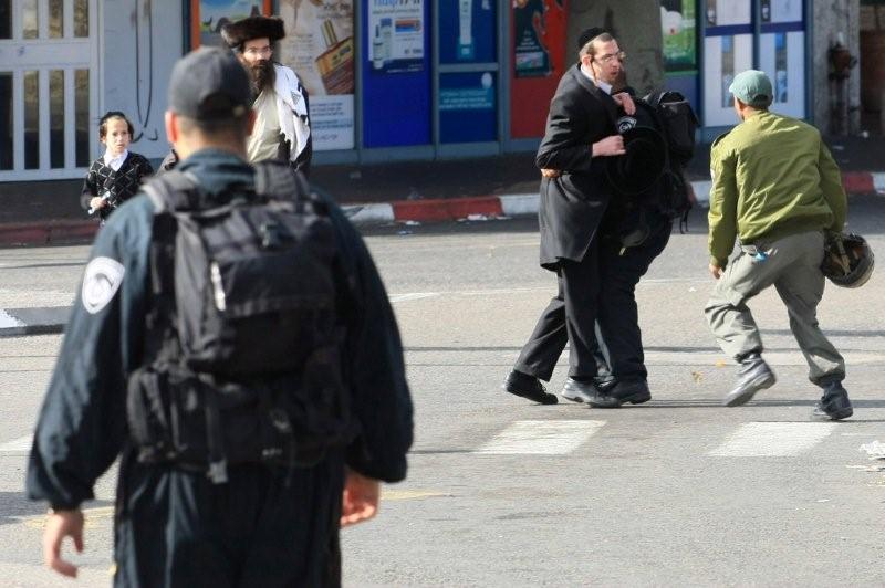 פינדרוס הגיע להרגיע את המפגינים - וגורש בכוח