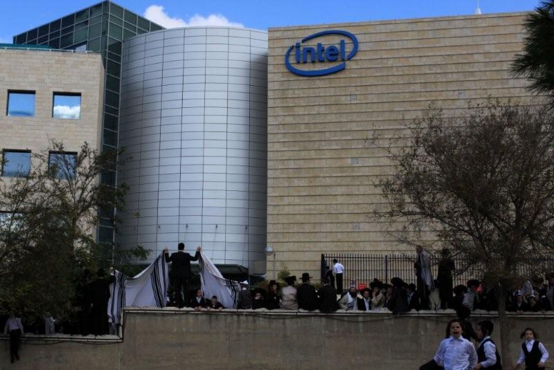 פינדרוס הגיע להרגיע את המפגינים - וגורש בכוח