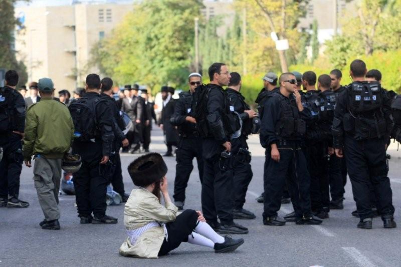 פינדרוס הגיע להרגיע את המפגינים - וגורש בכוח