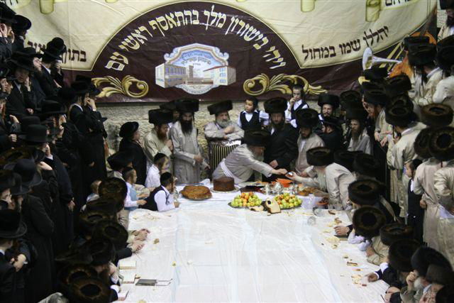 הרב יחיאל רבינוביץ' מקבל שיריים מגיסו האדמו"ר מפינסק קארלין  במוצאי שמחת תורה האחרון