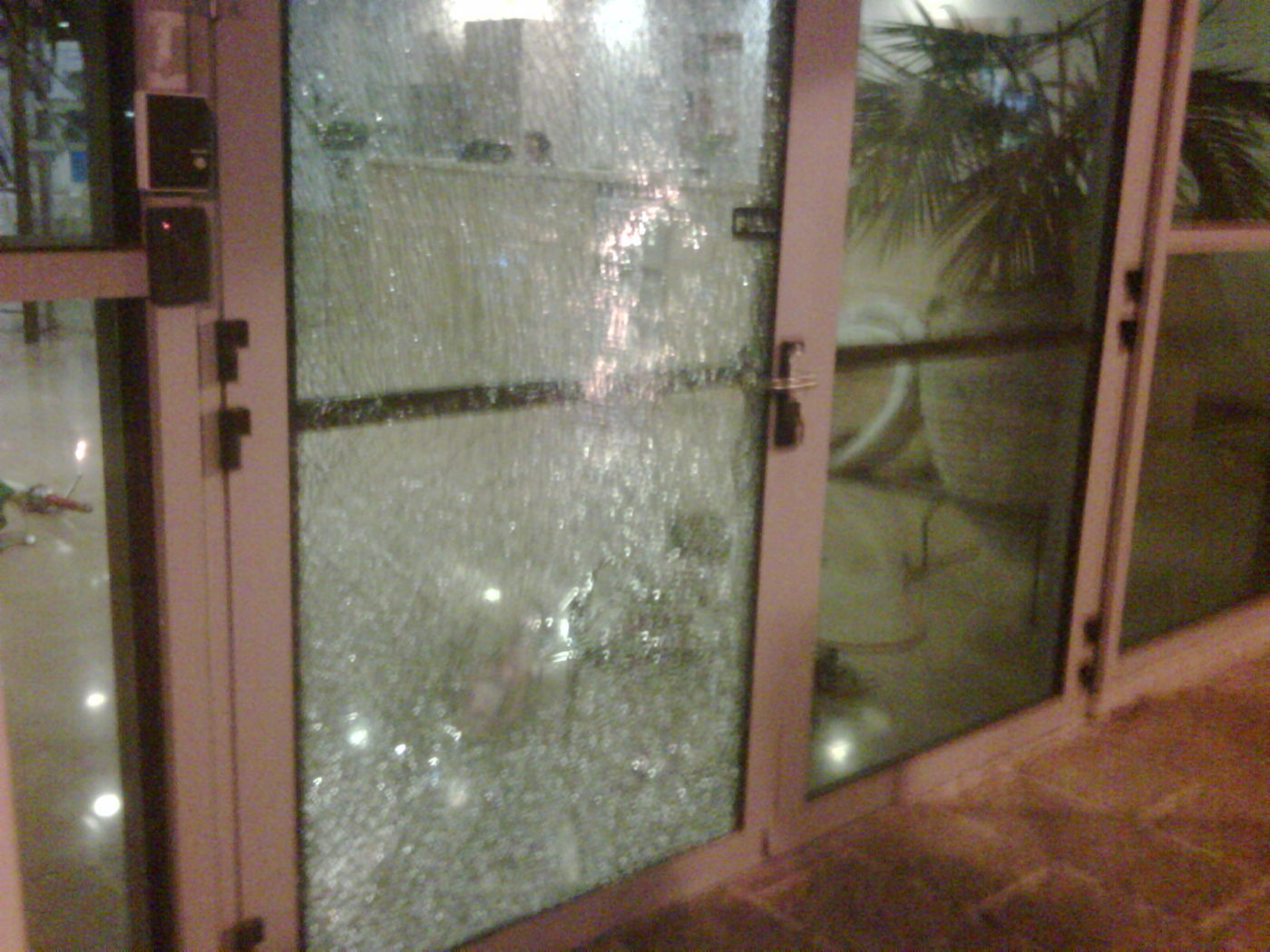 הדלת המנופצת בכניסה לאינטל, הלילה