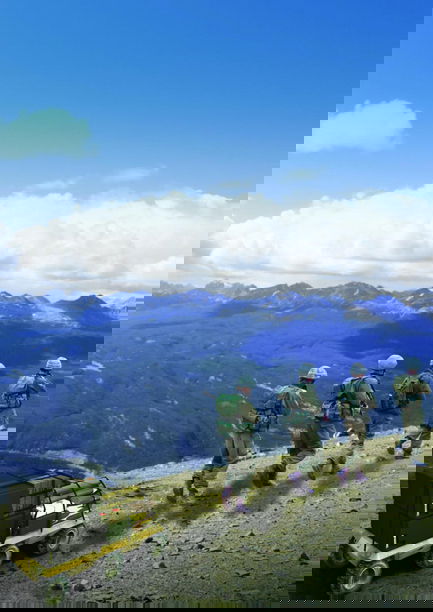 החיילים מתקדמים ורובוט דובר עברית מסיע ציודם