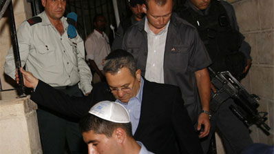 תחת אבטחה כבדה. אמש בי-ם.