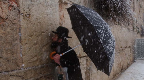 החורף כאן: איך מנקים את השמיכות?