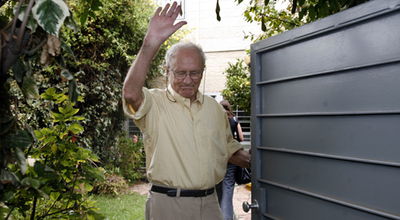 פרובוקציה? פרופ´ שטרנהל בפתח ביתו