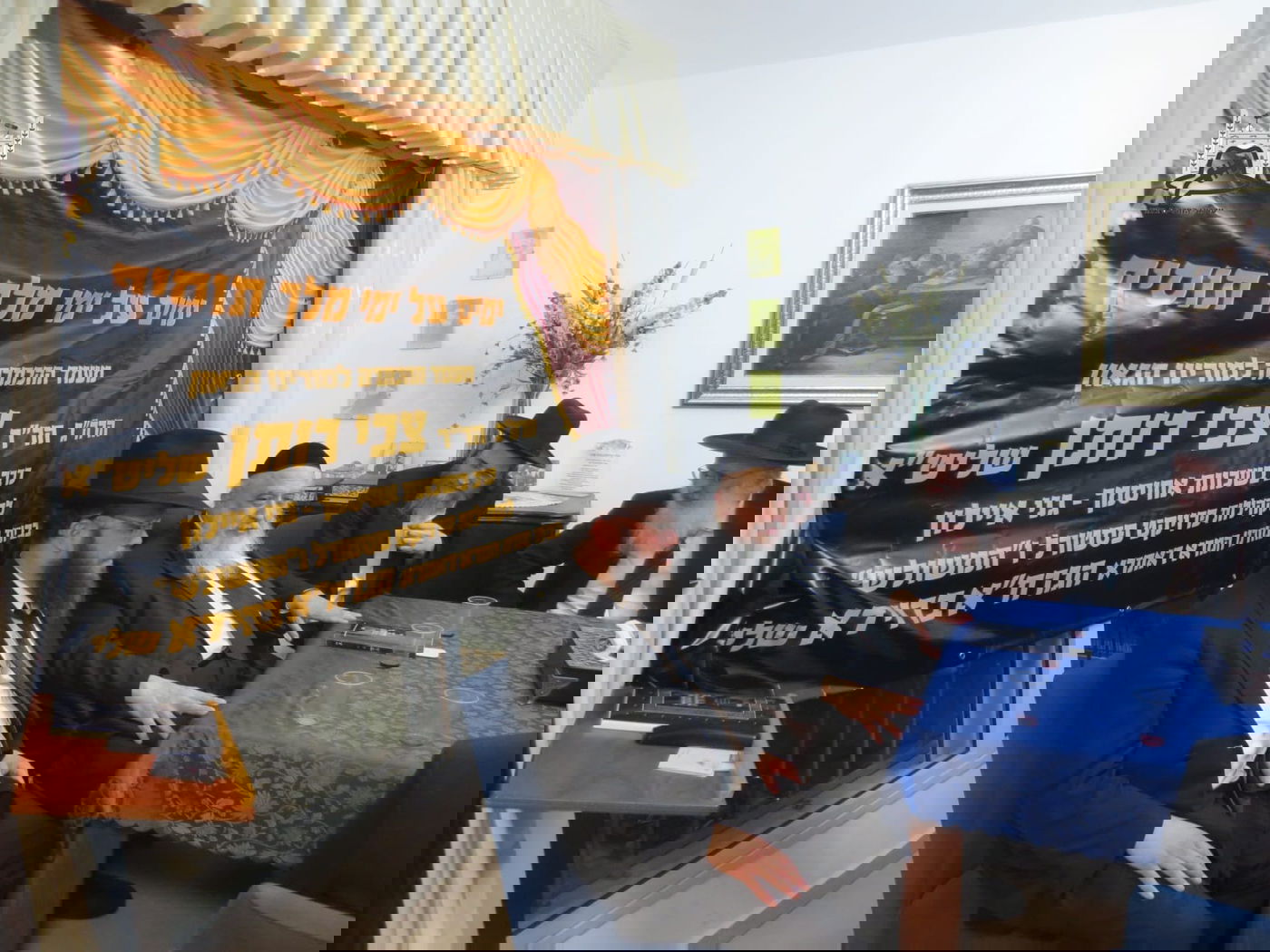 הגר"צ רותן לצד הגרח"א ברוידא במעמד ההכתרה בגני איילון - אחיסמך