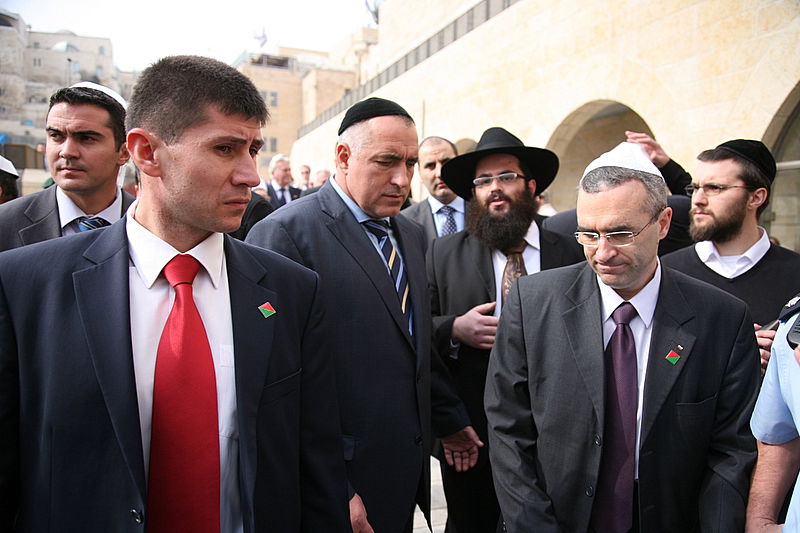 מימין: השגריר. משמאל: שליח חב"ד