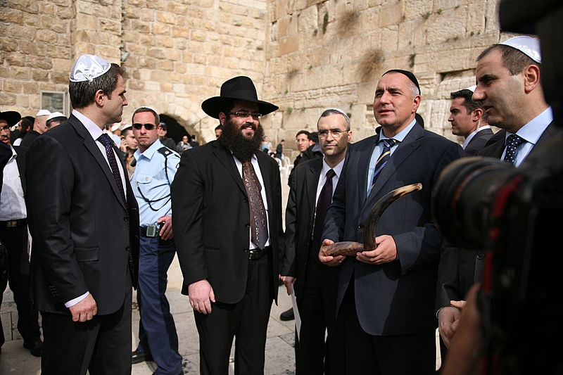 מימין: השגריר. משמאל: שליח חב"ד