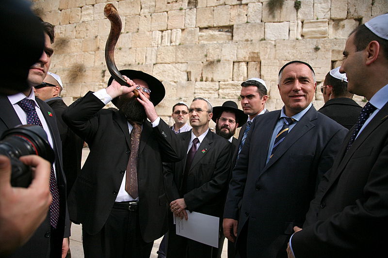 מימין: השגריר. משמאל: שליח חב"ד