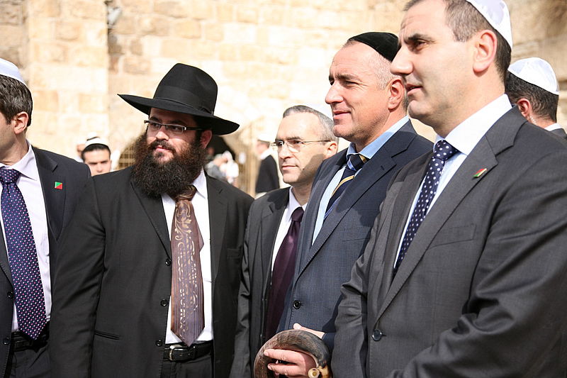 מימין: השגריר. משמאל: שליח חב"ד