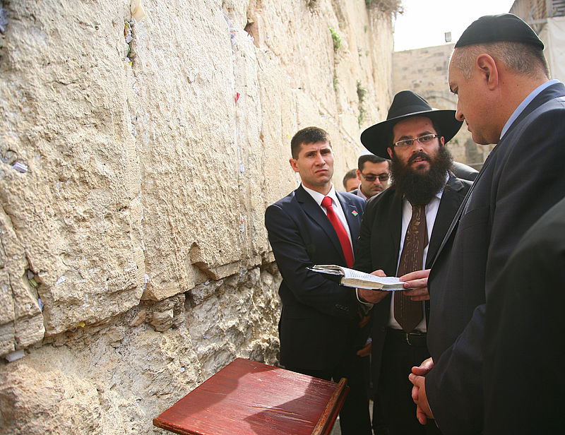 מימין: השגריר. משמאל: שליח חב"ד