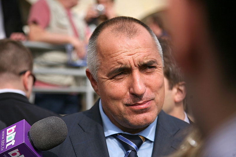 מימין: השגריר. משמאל: שליח חב"ד