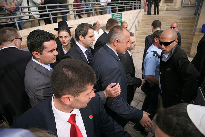 מימין: השגריר. משמאל: שליח חב"ד