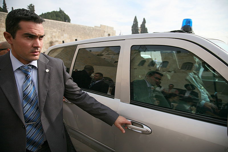 מימין: השגריר. משמאל: שליח חב"ד