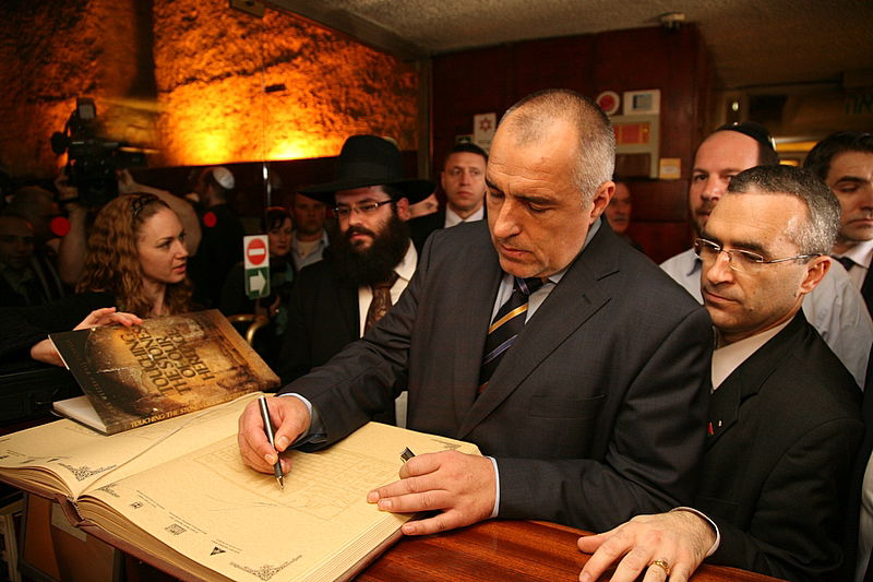 מימין: השגריר. משמאל: שליח חב"ד