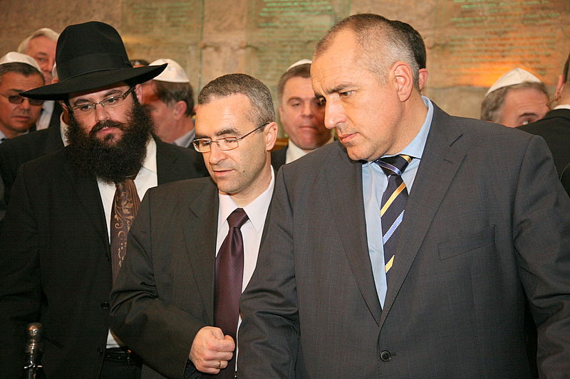 מימין: השגריר. משמאל: שליח חב"ד