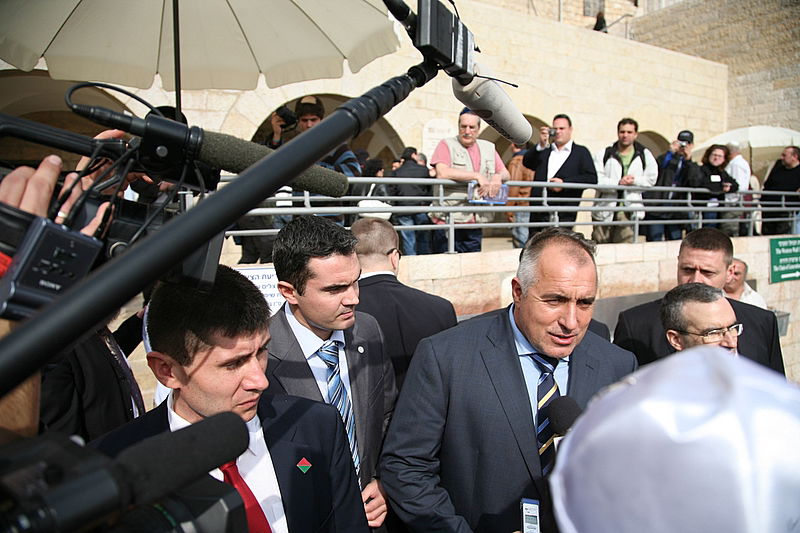 מימין: השגריר. משמאל: שליח חב"ד