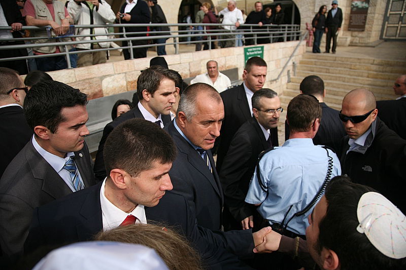 מימין: השגריר. משמאל: שליח חב"ד