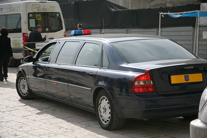 מימין: השגריר. משמאל: שליח חב"ד