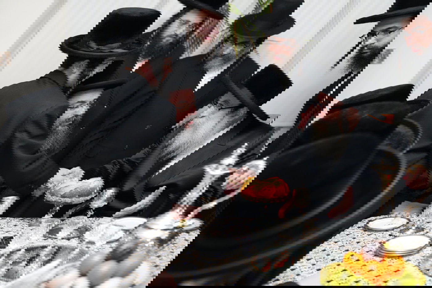 האדמו"ר ערך ביקור בזק בעיר האנגלית; עם מי נפגש?