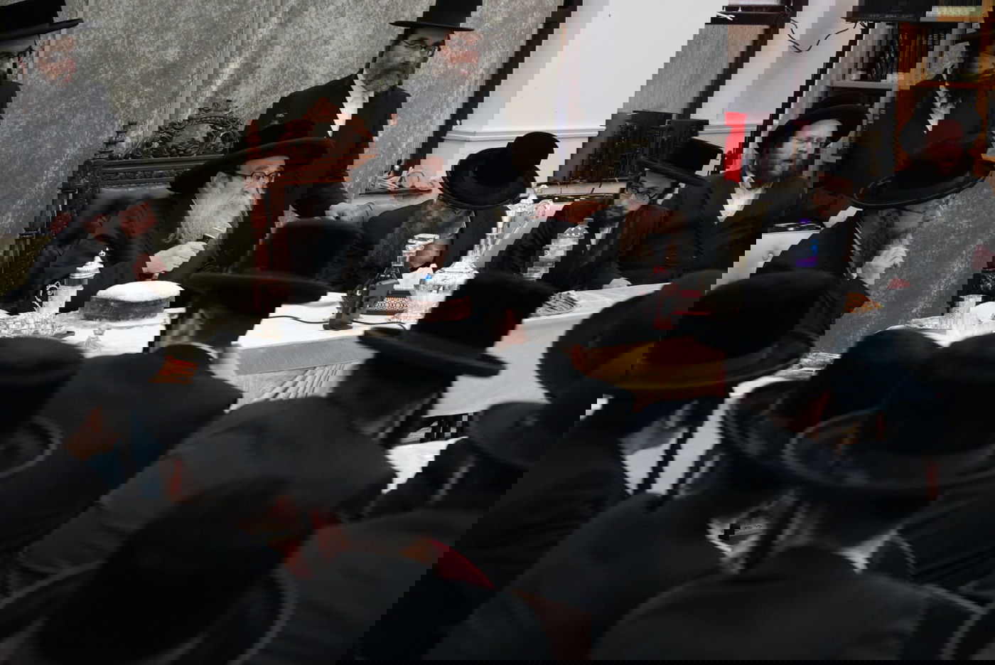 האדמו"ר ערך ביקור בזק בעיר האנגלית; עם מי נפגש?