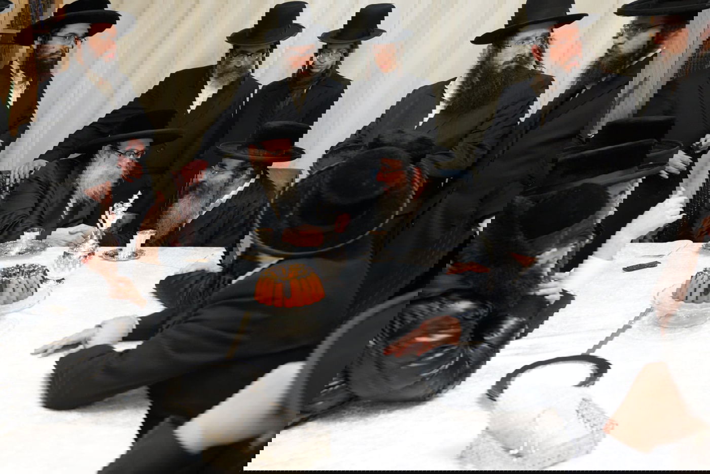 האדמו"ר ערך ביקור בזק בעיר האנגלית; עם מי נפגש?