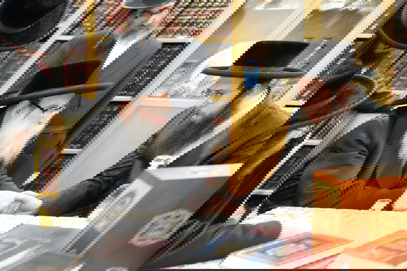 האדמו"ר ערך ביקור בזק בעיר האנגלית; עם מי נפגש?