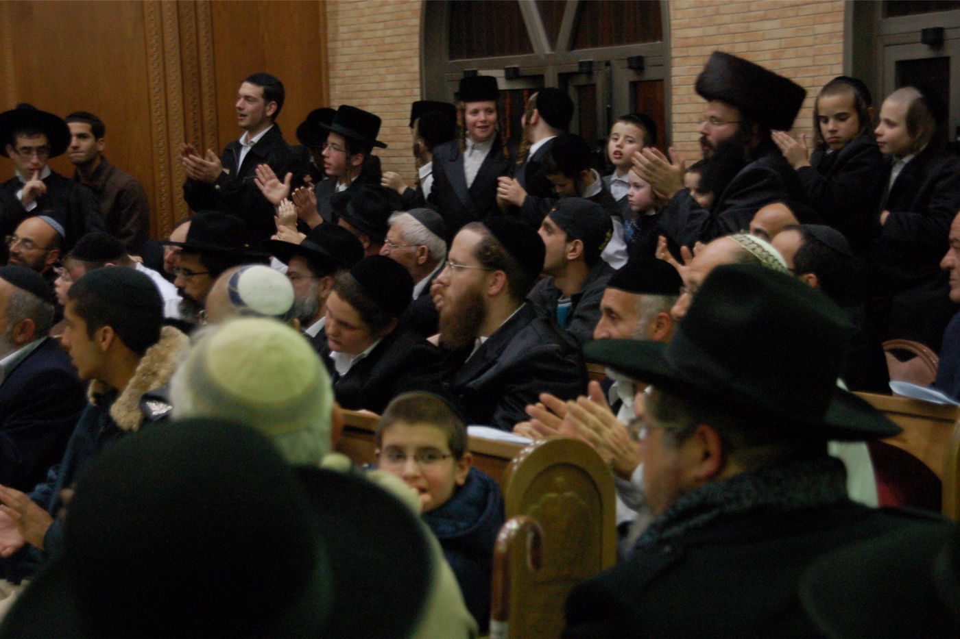 צפו בתמונות: ההדלקה בחצר מישקולץ